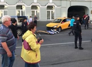 Taxi embiste a grupo de personas, hay mexicanos heridos