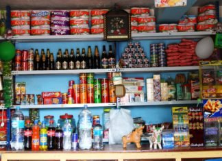Con machete en mano hombre roba tienda de abarrotes