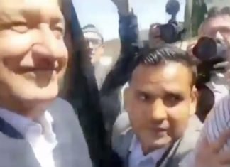 Besa AMLO a reportera durante entrevista en BC