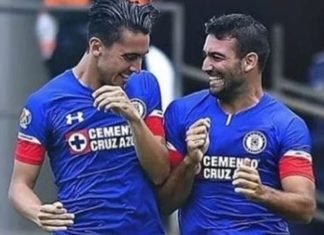 Captan a jugadores del Cruz Azul muy cariñosos en alberca