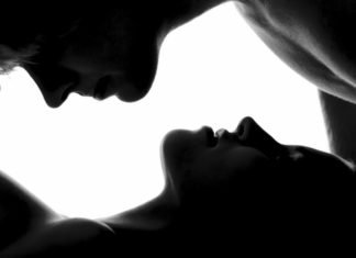 Se sentó sobre su esposo y lo asesinó mientras practicaban sexo oral; fue detenida