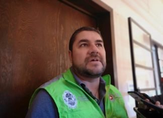 Director de PC comprometido con la dirección; tiene dos trabajos