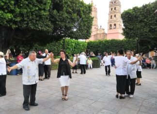 Regresan las tardes de danzón al jardín principal de Salvatierra