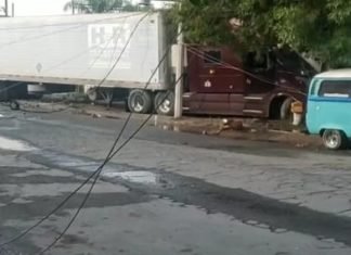 Lesionan a chófer de trailer y se impacta contra casa