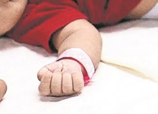 Por error sirven detergente líquido a bebé; está en coma