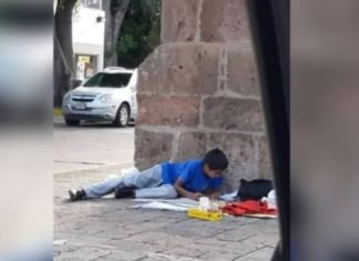 Niño que vendía dulces en la calle fue becado por su promedio de 9.1