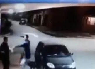 Lo iba a asaltar pero descubre que era su amigo y se abrazan