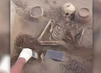 Hallan ‘iPhone’ de 2 mil 100 años de antigüedad en una tumba en Rusia