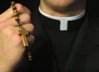 Joven asesina con crucifijo a sacerdote que abusó de él
