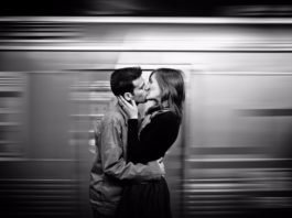 ‘No puedes besar a tu novio o novia, si eso despierta el deseo sexual’: Interpretaciones locas de La Biblia
