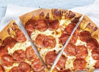 Captan a repartidor escupiendo en pizza; podría pasar 18 años en prisión