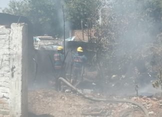 Se incendia predio con llantas y basura, en la Ejidal