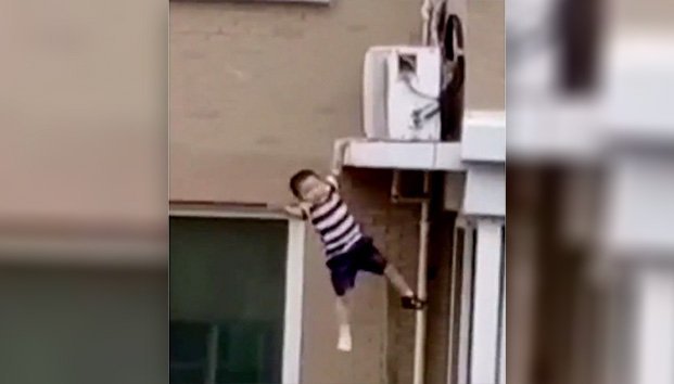 Hombre atrapa a un niño de dos años que cayó desde el quinto piso de un ...