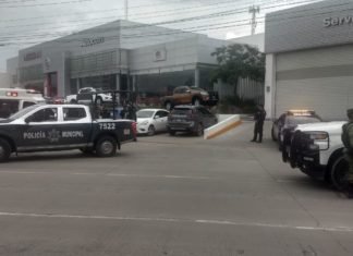 Balean a dos hombres afuera de agencia de autos en Celaya