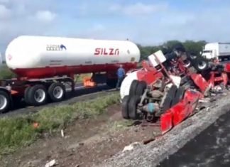 Vuelca pipa de gas en autopista Celaya-Salamanca