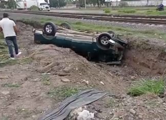 Vuelca camioneta tras ser impactada por el tren en la alterna a Villagrán