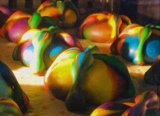 Lanzan pan de muerto multicolor con los colores de la bandera LGBT+