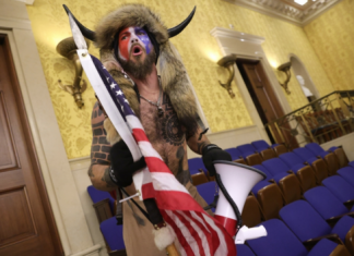 Jake Angeli, el extremista fanático de Trump que lideró la toma del Capitolio de EU