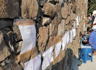 Millennials en Celaya se empiezan a formar y a pegar papelitos en puntos de vacunación
