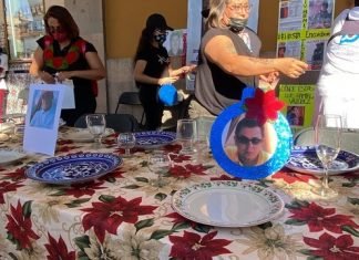 Colectivo Proyecto de Búsqueda escenifica cena navideña para recordar a familiares desaparecidos