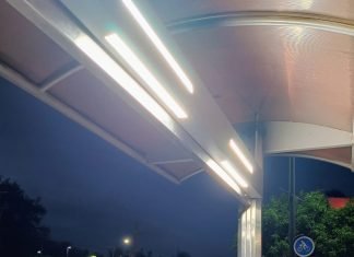 Por seguridad iluminan paradas de transporte