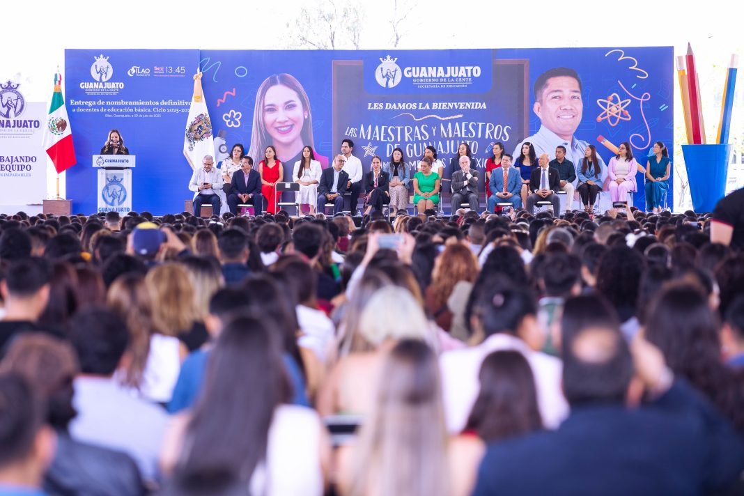 Entrega de nombramientos a maestras y maestros (2)