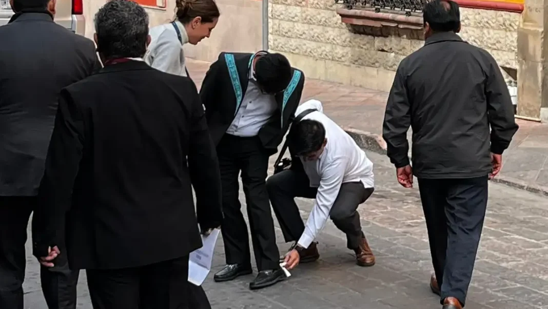 ministro-aguilar-pidio-a-dos-colaboradores-limpiarle-los-zapatos-antes-de-entrar-a-ceremonia-por-la-constitucion_8f208067-341d-4db3-b675-8a1c99f1bfe8_media