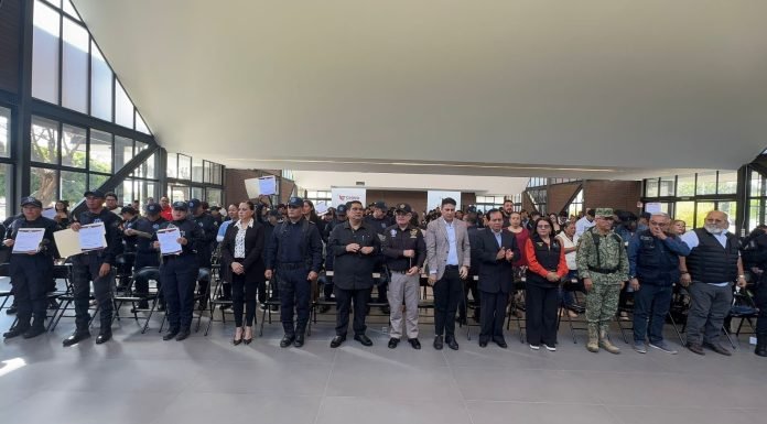 Mejoran condiciones de 86 policías, les dan ascenso