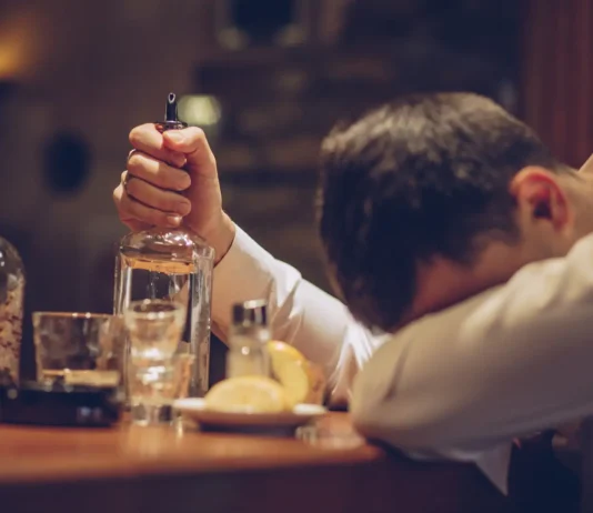 El consumo excesivo de alcohol los fines de semana triplica el riesgo de daño hepático permanente