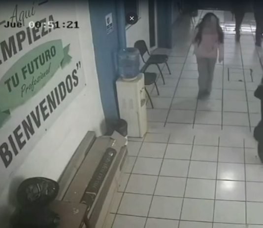 Estudiantes fueron los que sometieron en un baño al joven que asesinó 2 maestras en Michoacán