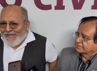 “Se aprecia como si le pegara, pero lo agarra del pecho”: Avala Director de Tránsito actuar de elementos