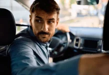 ¿Por qué bajamos el volumen cuando nos estacionamos? la psicología nos explica si realmente nos ayuda a «ver» mejor