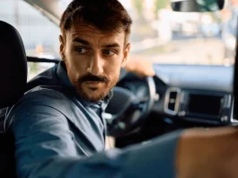 ¿Por qué bajamos el volumen cuando nos estacionamos? la psicología nos explica si realmente nos ayuda a «ver» mejor