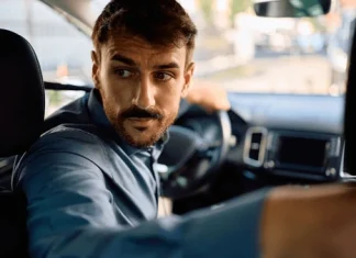 ¿Por qué bajamos el volumen cuando nos estacionamos? la psicología nos explica si realmente nos ayuda a «ver» mejor