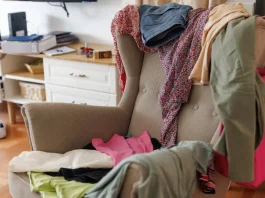 ¿Qué dice la psicología de quien apila ropa en una silla?