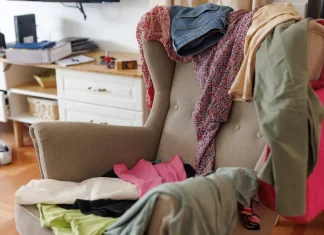 ¿Qué dice la psicología de quien apila ropa en una silla?