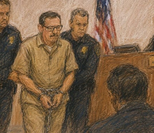 El general Gerardo Mérida acude a segunda audiencia en NY; encadenado y para definición de pruebas