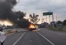 Queman vehículos tras muerte de menor de 16 años