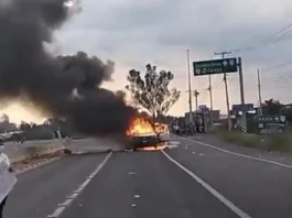 Queman vehículos tras muerte de menor de 16 años
