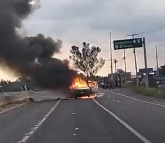 Queman vehículos tras muerte de menor de 16 años