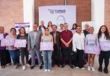 Mujeres jefas de familia reciben becas “Gisela Gaytán” para continuar sus estudios profesionales