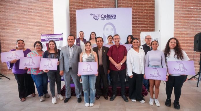 Mujeres jefas de familia reciben becas “Gisela Gaytán” para continuar sus estudios profesionales