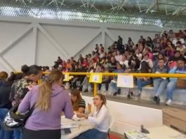 Tras entregar becas, buscarán recursos para dar útiles escolares