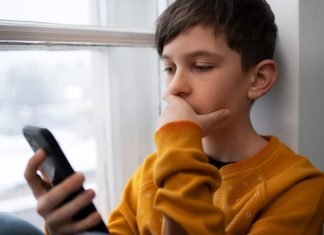 El uso excesivo de redes sociales impacta la salud mental y el desarrollo de niños y jóvenes; México y América Latina enfrentan un creciente desafío