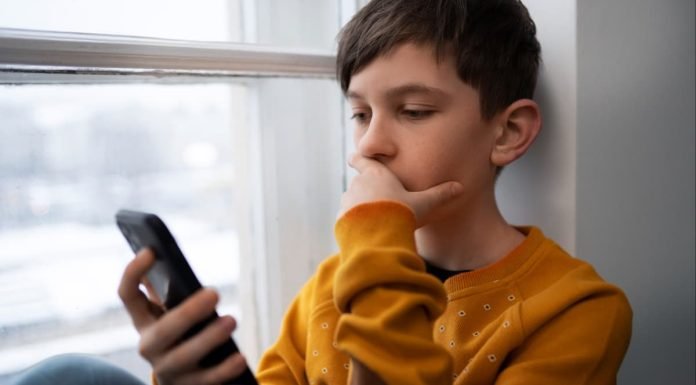 El uso excesivo de redes sociales impacta la salud mental y el desarrollo de niños y jóvenes; México y América Latina enfrentan un creciente desafío