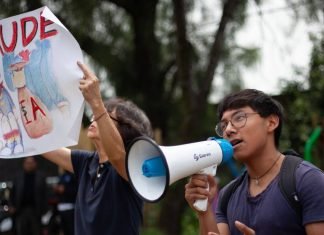 Aspirantes entregan pliego petitorio a la UNAM para exigir examen presencial