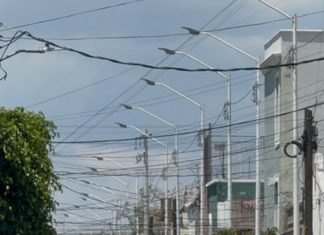 Municipio se equivocó, colocaron lámparas que iluminan arroyo vial y no las banquetas