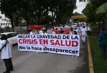 Personal de salud protesta en Xalapa por falta de insumos para atender a pacientes