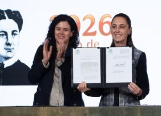 Sheinbaum firma decreto para prohibir doble nacionalidad a quienes aspiren a la Presidencia de México